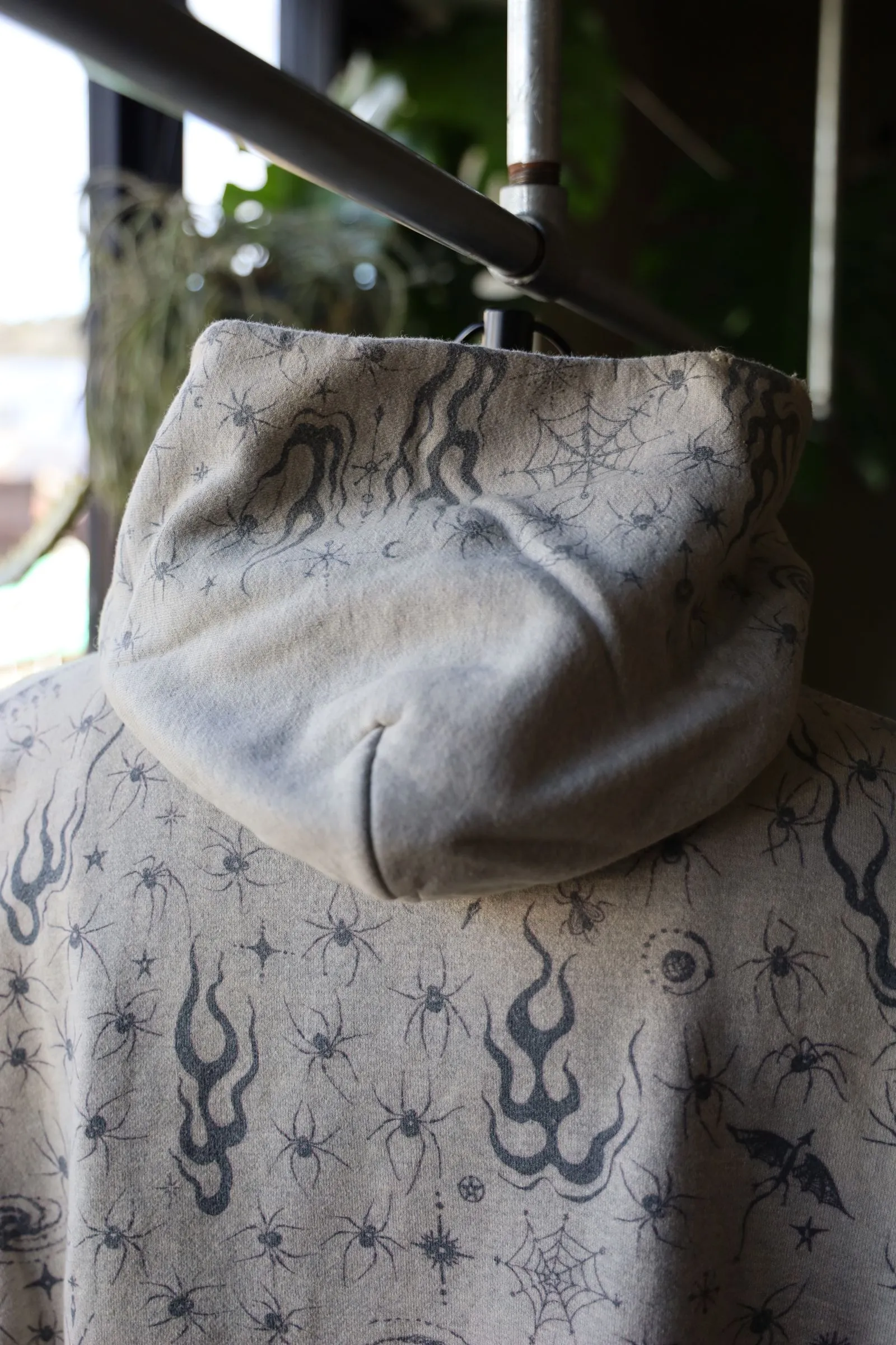 SAINT Mxxxxxx x DR. WOO HOODIE ' Dr.Woo ' /GRY Flame Swirl Spider Web Hoodie Distressed Gray S-XL Custom-woven and dyed nostalgic gray fabric. After printing, the garment is sprayed with potion to cause the fabric to oxidize and fade. A large number of artificial fabric destruction processes are added to make the whole piece of clothing look aged and unique like a work of art. This hoodie is co-branded with a famous tattoo design artist and customized with a full set of Dr.Woo accessories. Bringing you authentic items!